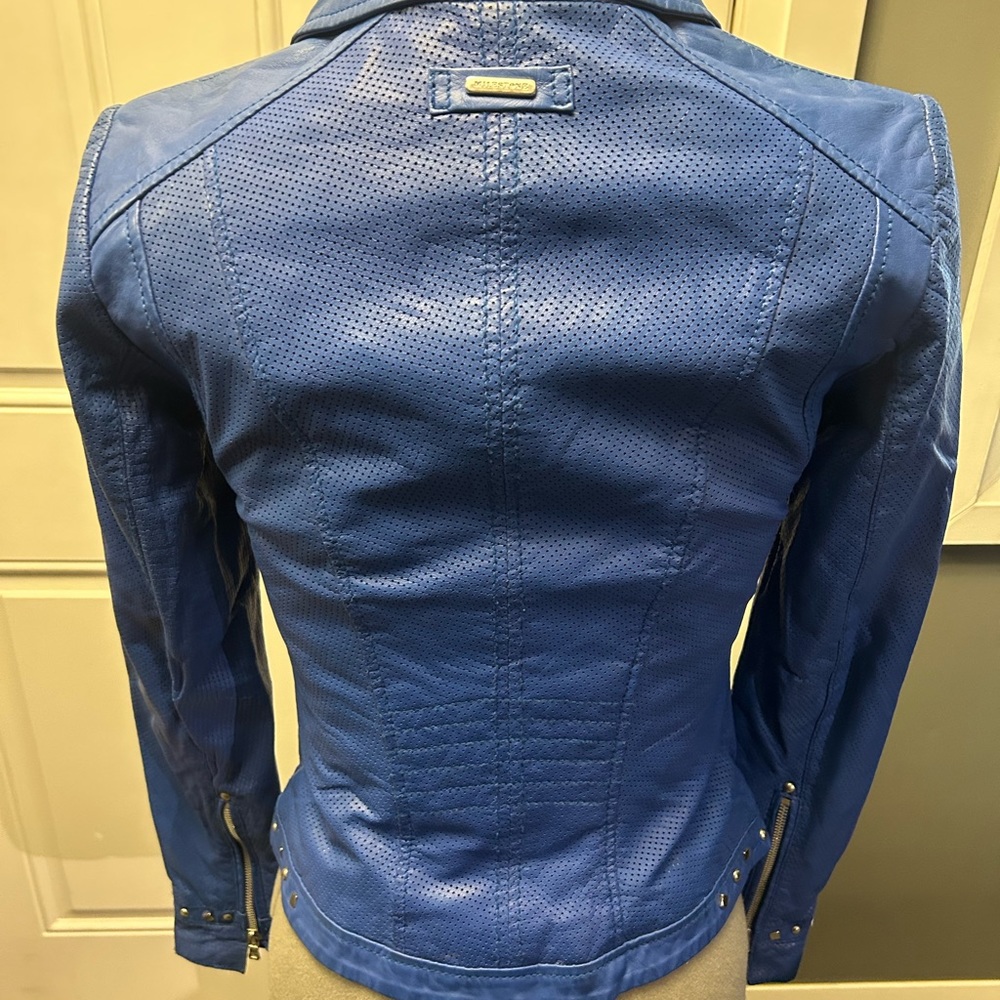 New without tags. Never worn leather bomber style jacket.